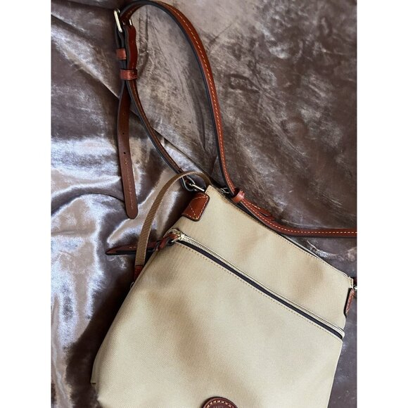 DOONEY & BOURKE CROSSBODY CANVAS TAN BAG SEE PHOTOS , VERY NICE GREAT4/TRIPS - Picture 3 of 16